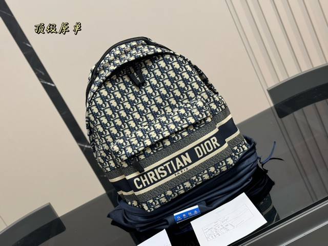 原版 迪奥 爆款双肩出货 新款 男女背都好看 作为一只合格的双肩包 一定要好看 舒适 耐造 背包比较大 远途旅行带它准没错 也是学生党的最佳选择 超级实用 再适