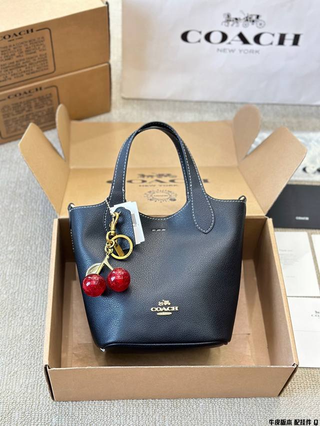 牛皮版本 配挂件 Hanna Shoulder 水桶包 太好看了吧 复古风上班通勤绝配是我见过最好看的一个托特包包 包包的背法也非常的多，可以斜跨也可以上学呗，