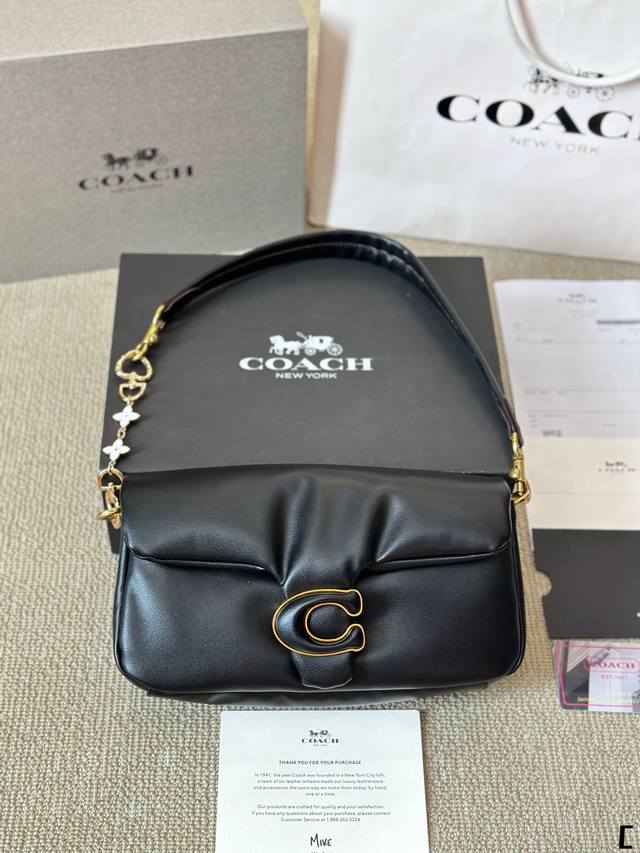 大号 配挂件 Coach Tabby Shoulder Bag 。Otabby 系列新款 Coach 链条 ”。包包天花板来啦~ 暗黑系高级感拉满的全黑金属扣、