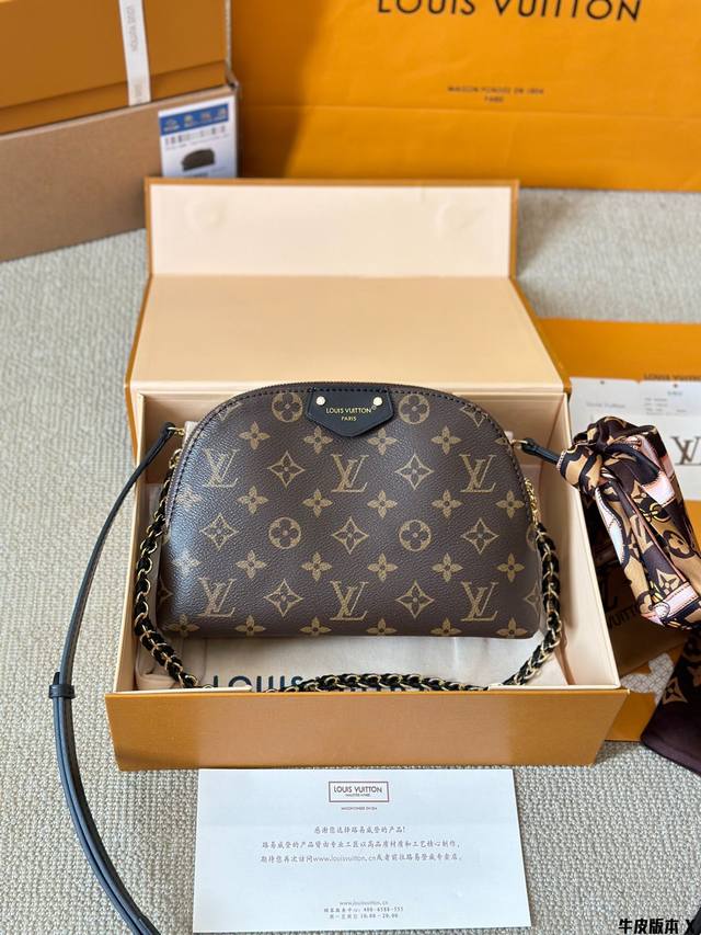 配盒 新品 Size： 22 16Cm L家 双子贝壳包 内敛！深沉！有味道！ 这款百搭的新品！ 依然很受现代的青睐！