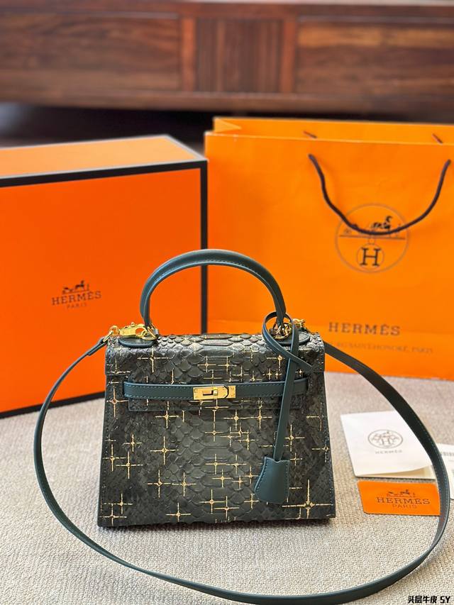 头层牛皮 Hermes Kelly 最近娱乐圈出镜率最高的一款包包，H家永恒的经典. 凯莉包好随意搭配，不管怎么穿，随便一背都好看 而且一点都不挑人很显气质 头