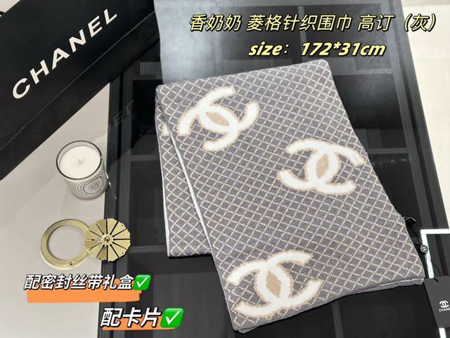 全部配丝带密封礼盒 被人催着上新的款 很好搭很火爆 多看一眼都要上瘾的围巾 今年最爆品 没有之一 超级wu敌软儒厚实又保暖不扎不扎不扎 触感绵软像放在水里的棉花