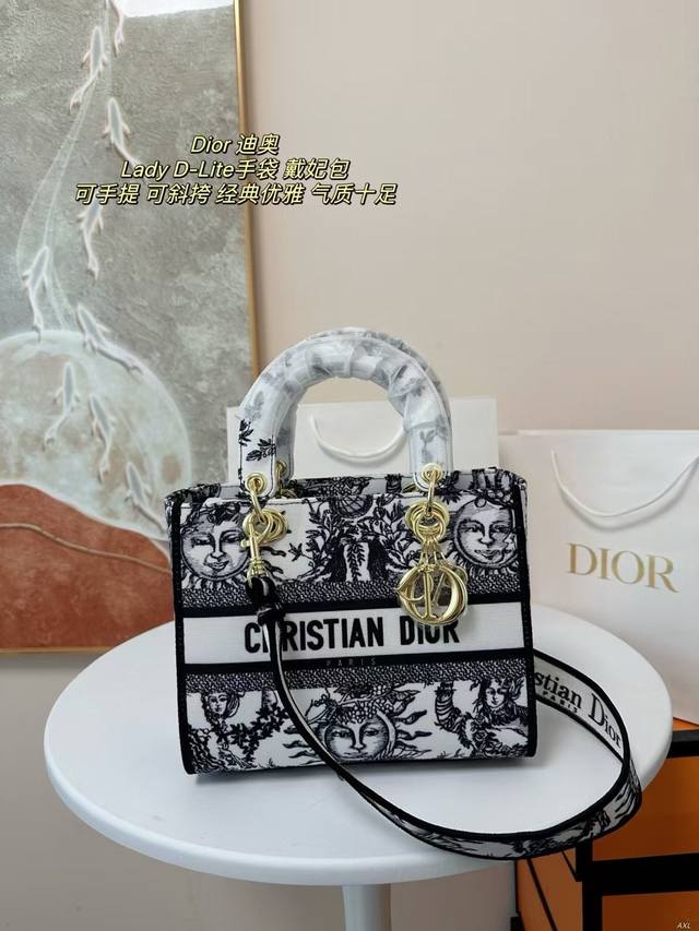 配盒 Dior 迪奥 Lady D-Lite 手袋 戴妃包 戴妃一直都是优雅的代名词，这款是将经典优雅的气质与dior品牌代表的时尚风貌融为一体。款式轻盈。可手