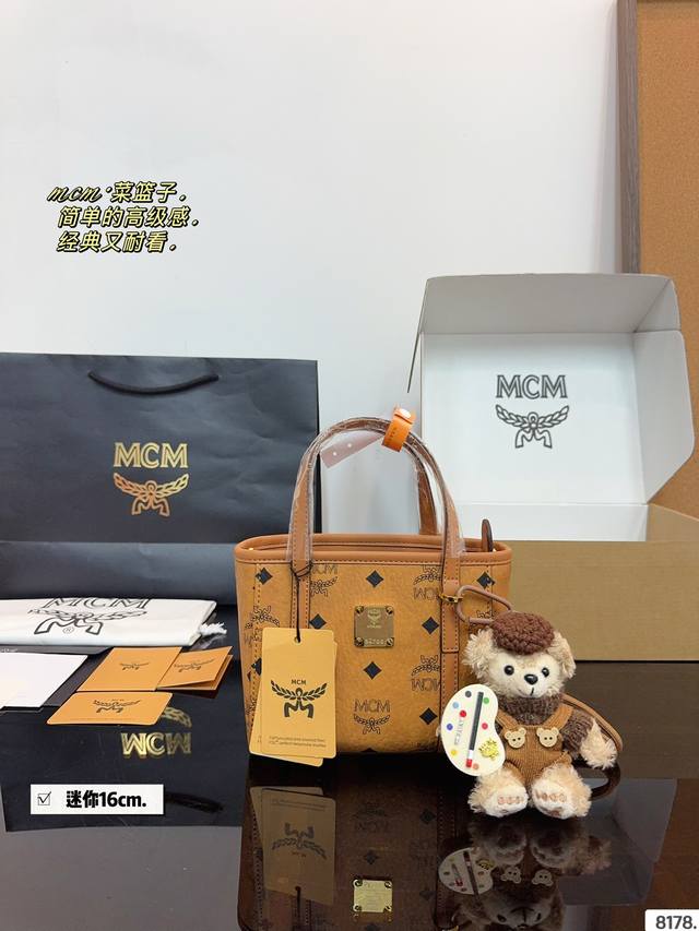 配礼盒 Mcm Mini菜篮子 越看越可爱 经典配色 容量日常出门没毛病 手机 钥匙 钱包都能轻松放下 颠覆我对迷你包的概念 爱了爱了 可斜挎可手拎 斜挎也很贴