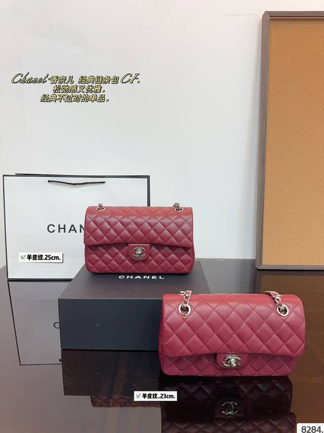 配礼盒. Chanelcf系列 Cf包香奈儿#精致女神推荐入手呦 美貌与实用并存 近年超盛行而小香这款做的超级棒 百搭休闲,职业,萌新等多种风格 材质是原版牛皮