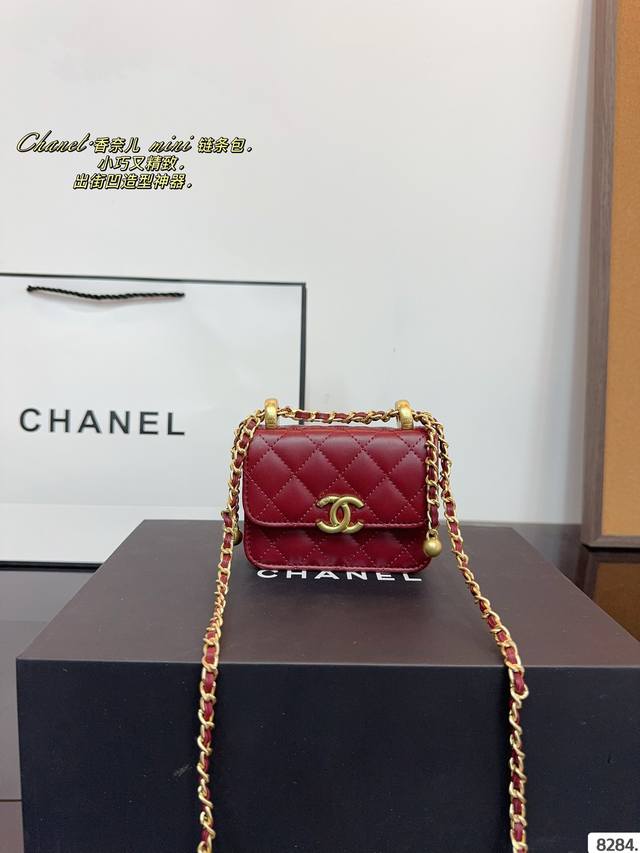 配礼盒. 香奈儿chanel Mini 手提盒子包 四季随性百搭羊皮质感更温柔 出镜率超高 Chanel 搭配休闲风的t恤 裤子 正式点的西装外套都很可尺寸：1