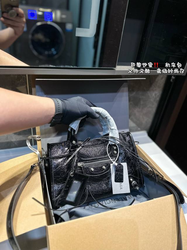 礼盒包装 Size：24*14Cm 小 30*19Cm 中 37*22Cm 大 巴黎世家le Cagole 致敬经典机车包系列重磅新款王炸登场la 可调节编织肩