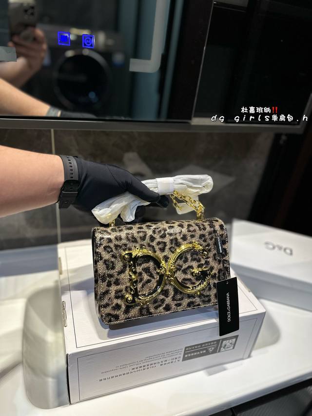 礼盒包装 杜嘉班纳 Dg 链条包精致小巧，特别适合穿连衣裙和搭配牛仔裤，搭配连衣裙，精致奢华，搭配牛仔裤，时髦减龄。这样一只迷你包，还有谁不爱呢