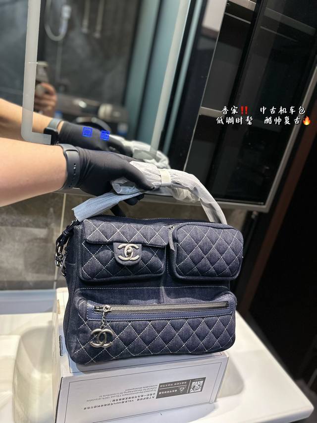 牛仔的材质本身和旅行的感觉就很搭，既轻松又时髦儿，菱格纹缝线的设计是我很喜欢的，这中和了牛仔本身的粗狂感，反而女人感和优雅感增加了很多。35Cm