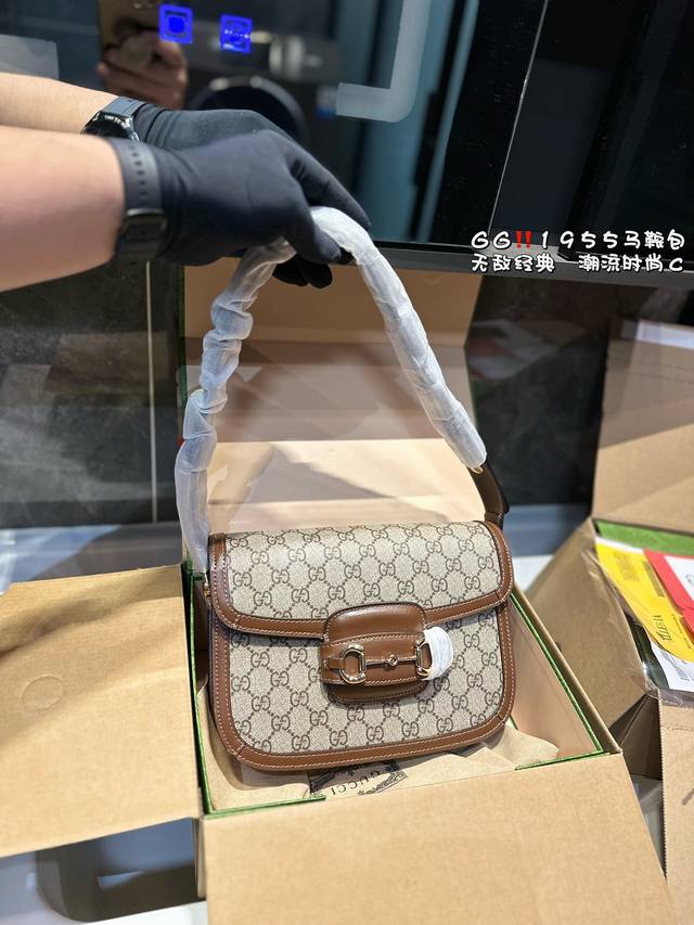 礼盒包装 秋天到了~大地色包包火起来了 Gucci 这款1955 棕色系 马鞍包 入门级包包 容量很赞 内里同步编码 牛皮品质 真的是绝绝子~ Size: 20