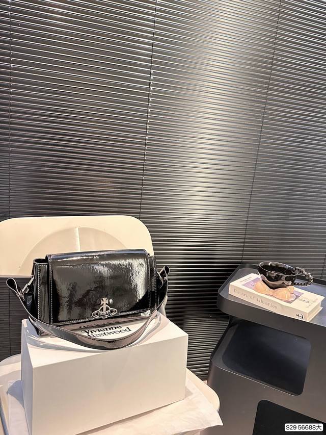 大号 配折叠盒子 克罗心西太后腋下包 卖爆西大后腋下包终于到啦 这款腋下包很复古的长条适型,简约又 百搭,里面还有带卡槽和小镜子,超实用 漆皮哑光可选 瞬间觉得 大号 配折叠盒子 克罗心西太后腋下包 卖爆西大后腋下包终于到啦 这款腋下包很复古的长条适型,简约又 百搭,里面还有带卡槽和小镜子,超实用 漆皮哑光可选 瞬间觉得