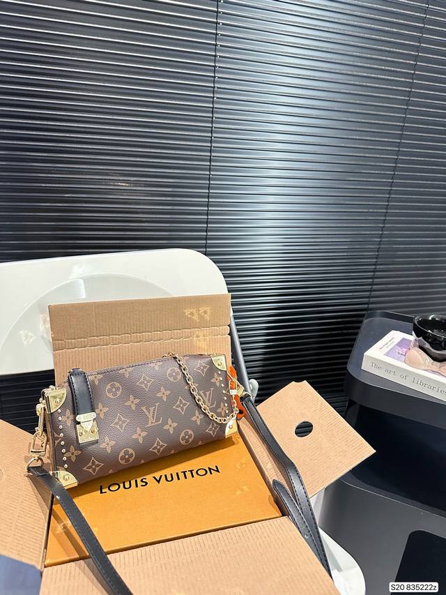 配飞机盒折叠盒子 Lv腋下软盒子包 秀款上新 Lv总有一款长在审美上吧 这个精致的包型 尺寸:23 11 货号835222Z 配飞机盒折叠盒子 Lv腋下软盒子包 秀款上新 Lv总有一款长在审美上吧 这个精致的包型 尺寸:23 11 货号835222Z