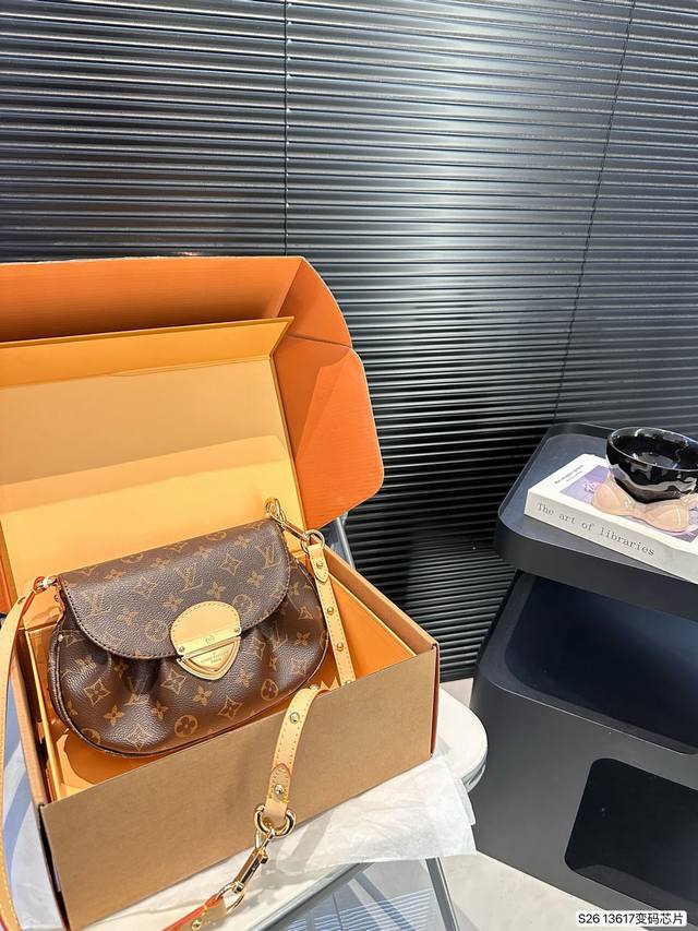 配飞机盒折叠盒子 Lv Sunset元宝腋下包 配延长带 可单肩可斜挎 真的好随性,布料柔软随意,更好搭。 真的是一眼爱上。 别看小小的,容量可是足足的! 尺寸 配飞机盒折叠盒子 Lv Sunset元宝腋下包 配延长带 可单肩可斜挎 真的好随性,布料柔软随意,更好搭。 真的是一眼爱上。 别看小小的,容量可是足足的! 尺寸