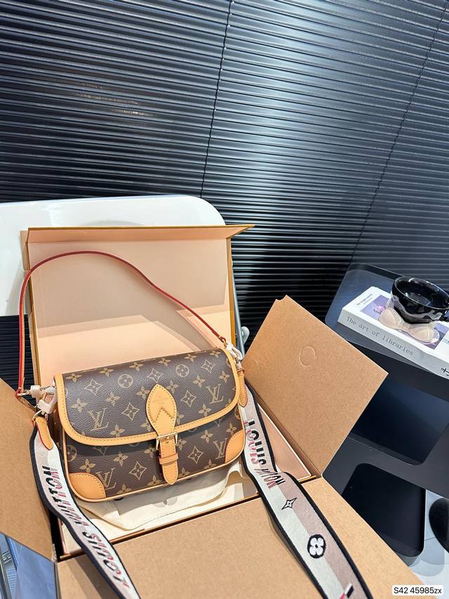 配飞机盒折叠盒子 Lv爆款王者法棍包-Lv Diane Ivdiane 又名法棍包，老花monogram和皮拼焦糖色信封一样的包型 近，复古简约， 特别是各种样