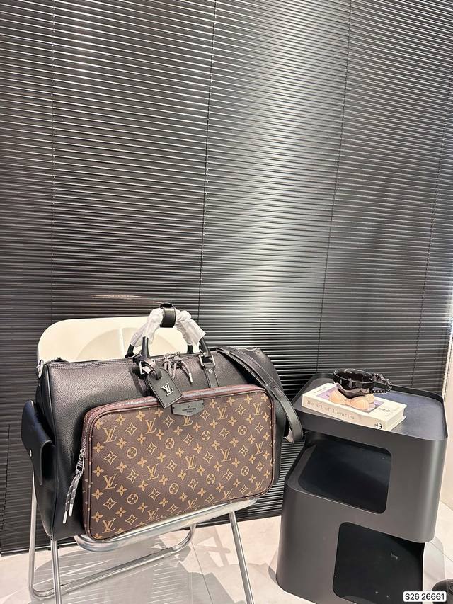 Lv旅行袋一只帅气能装的旅行袋 时尚爆发款火热来袭 包包采用原版皮质 超级厚实 耐磨 容量超大装衣服 鞋子超能装 无论是手提还是斜肩背上 都超好看. 尺寸：50