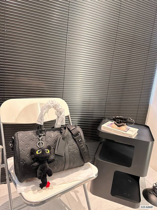 Lv枕头黄金尺寸 Keepall35好百搭哦 这款男女都可以背大小刚好，轻便舒适。日常通勤，健身，旅行都可，装电脑平板毫无压力，百搭必备！尺寸：35 21 货号