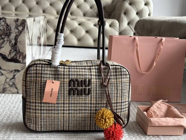 包包 挂件 Miumi秋冬款手提公文包 顺应潮流趋势、Miu家再度爆热秋冬季节少不了灯芯绒的时髦搭配经典大气的保龄球公文包造型设搭配高级的色彩简直不要太好看，既