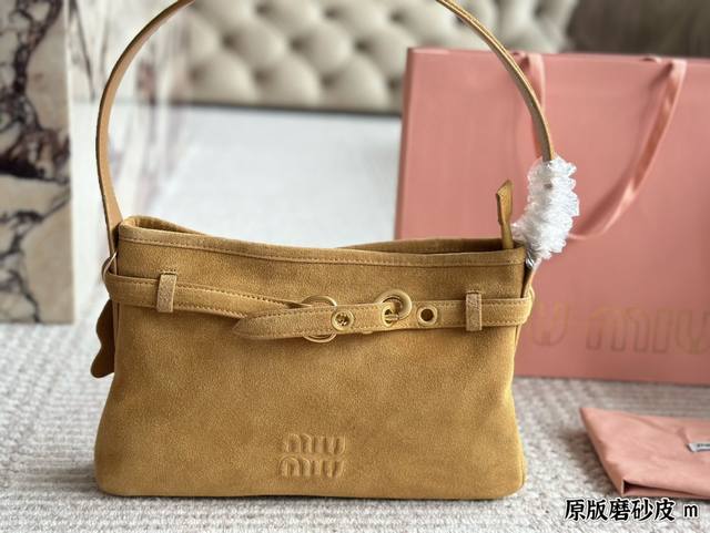 配盒 麂皮 Size：30*18 Miumiu保龄球 公文包 麂皮系列舒服氛围拉满呀 包包甜度刚好！ 很难不爱啊啊！ 容量足足的~~ 出场就是miumiu小公主