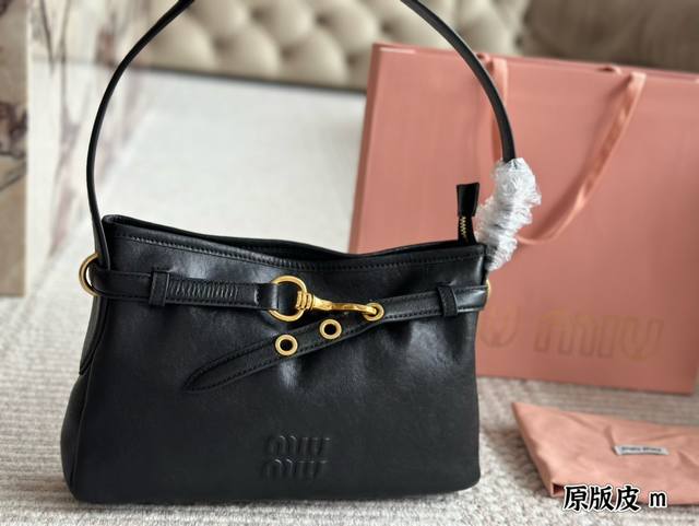 配盒 原版皮 Size：30*18 Miumiu保龄球 公文包 麂皮系列舒服氛围拉满呀 包包甜度刚好！ 很难不爱啊啊！ 容量足足的~~ 出场就是miumiu小公