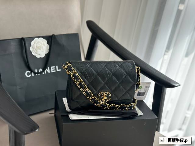 配盒 原版皮 Size：20*13Cm 大 小香家 23K粗链条方胖子 不得不感叹一下这季太多好看的包了 褶皱牛皮加上皮穿链双 C扣 肩带设计复古风十足！ 超级