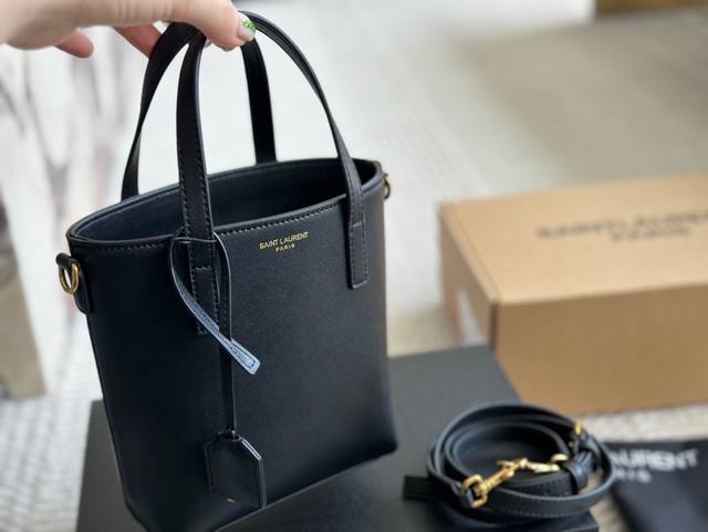 升级版 配盒 Size： 21 12Cm Ysl圣罗兰 迷你 水桶 水桶包不要太可爱辣 可以手提手挽也有肩带可以单肩背~背法多样~ 牛皮皮质细腻又舒服！