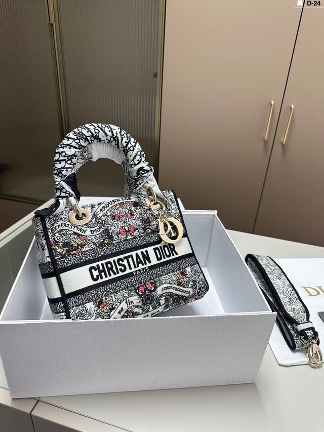 迪奥 刺绣戴妃包 Dior 这款lady D-Lite 手袋将经典优雅的气质与时尚风貌融为一体。通体饰以金色金属光泽线 Dior Jardind'Hiver 图