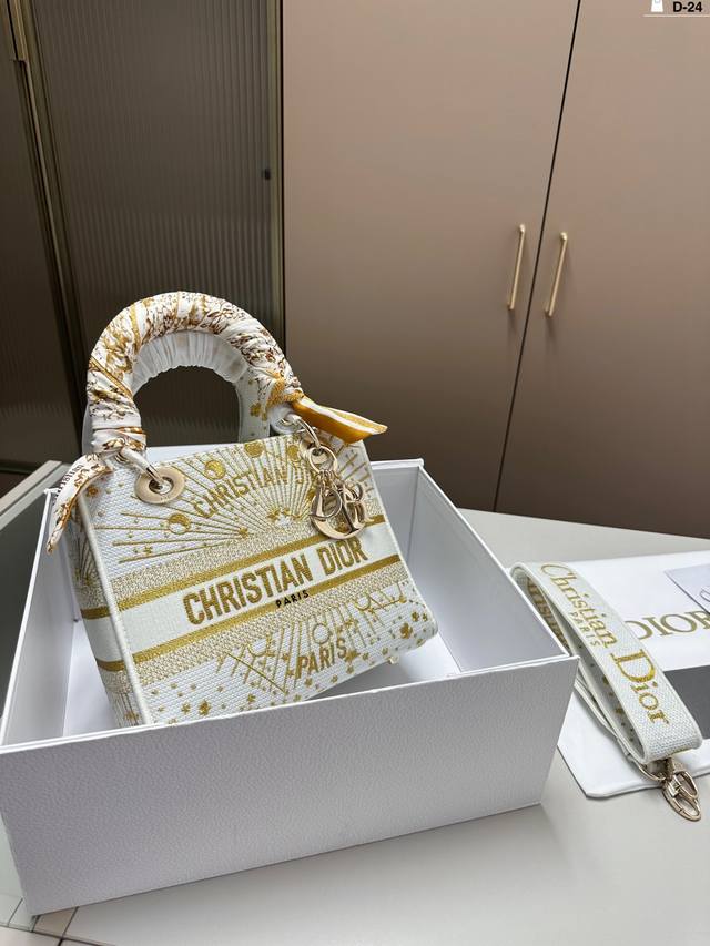 迪奥 刺绣戴妃包 Dior 这款lady D-Lite 手袋将经典优雅的气质与时尚风貌融为一体。通体饰以金色金属光泽线 Dior Jardind'Hiver 图