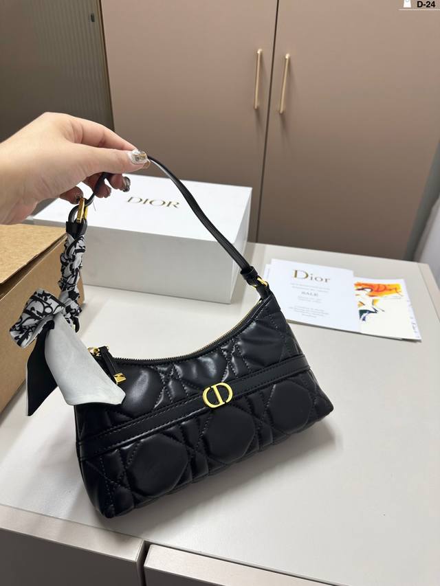 迪奥 Dior Hobo饺子腋下包 喜欢腋下包的有福啦 Dior新出的这款迷你单肩水饺包 D-24尺寸23.5.11飞机盒