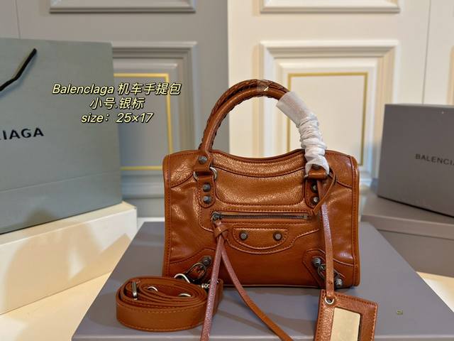 配盒 Size:25×17小号 Balenciaga巴黎世家新款机车手提包 新款机车包系列重磅新款王炸登场~ 配长肩带,手提斜挎~ 沿用经典机车元素,细节非常讲 配盒 Size:25×17小号 Balenciaga巴黎世家新款机车手提包 新款机车包系列重磅新款王炸登场~ 配长肩带,手提斜挎~ 沿用经典机车元素,细节非常讲