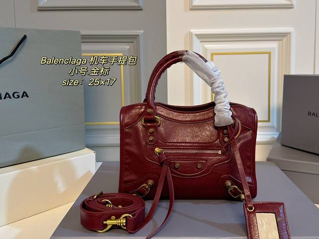 配盒 Size：25×17小号 Balenciaga巴黎世家新款机车手提包 新款机车包系列重磅新款王炸登场～ 配长肩带，手提斜挎～ 沿用经典机车元素，细节非常讲
