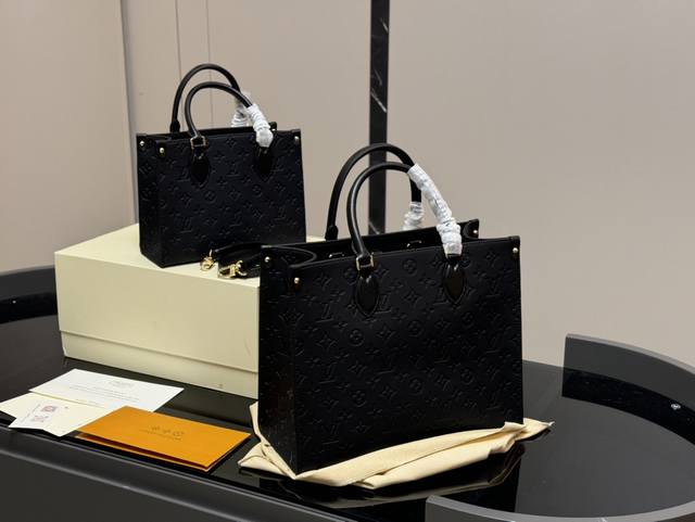 Size：34.28Cm 25.20Cm Lv Onthego牛皮购物袋 有隐藏的背带设计， 可单肩～可手提 搜索 Lv Onthego丛林购物袋 配折叠盒飞机