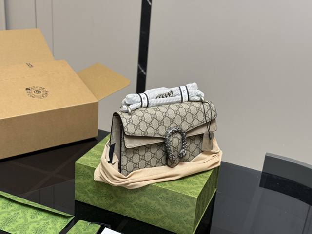 配折叠盒飞机盒 Size: 25Cm 古奇酒神包包 经典!经典款式! 经典老花搭配鹿皮皮 超级好背!百搭! 上身超级有气质! 超级难买哦! 配折叠盒飞机盒 Size: 25Cm 古奇酒神包包 经典!经典款式! 经典老花搭配鹿皮皮 超级好背!百搭! 上身超级有气质! 超级难买哦!