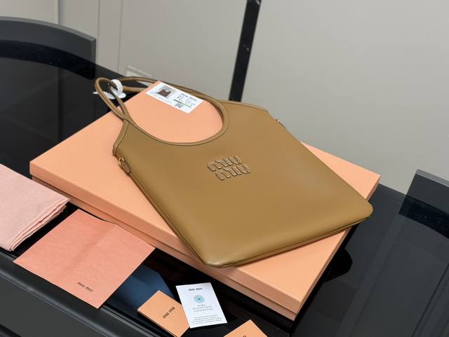 全套包装 Size：35*34Cm Miumiu新款托特tote 今年的风刮的太猛了 老多爆款了！ 这款的版型也太好看了吧！ Miumiu准备承包我的夏天吗