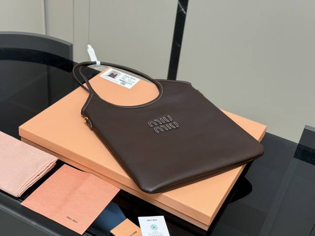 全套包装 Size：35*34Cm Miumiu新款托特tote 今年的风刮的太猛了 老多爆款了！ 这款的版型也太好看了吧！ Miumiu准备承包我的夏天吗