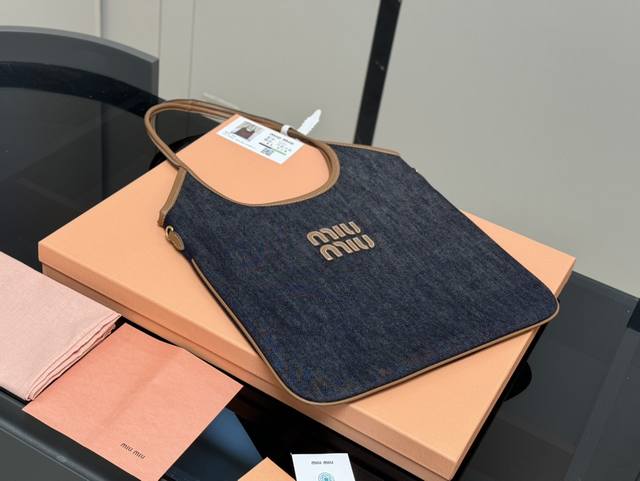 全套包装 Size：35*34Cm Miumiu新款托特tote 今年的风刮的太猛了 老多爆款了！ 这款的版型也太好看了吧！ Miumiu准备承包我的夏天吗