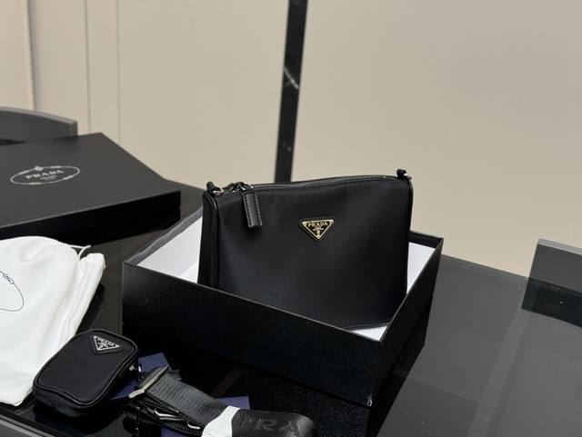 配盒 Size：24*18Cm 普拉达 男士邮差包 刚刚好的size 通勤很好用！ 无与伦比的高级 搜索prada 男包