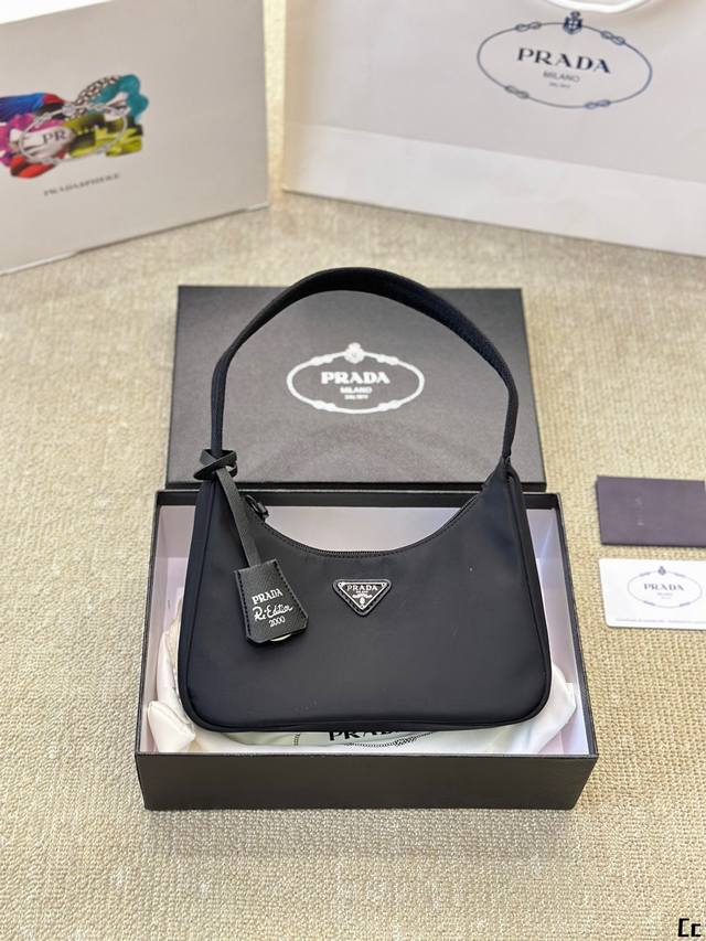 高版本 布手提 Size：23 14Cm Prada Hobo尼龙腋下包 看到实物真的堪称完美！ 包装 设计超级方便和舒服！