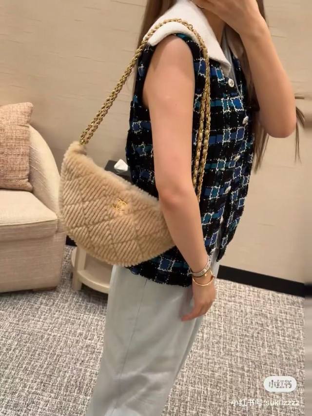 毛呢 Chanel 毛呢 斜挎包 慵懒随性又好背 上身满满的惊喜 高级慵懒又随性 彻底心动的一只 Size:27 18Cm 毛呢 Chanel 毛呢 斜挎包 慵懒随性又好背 上身满满的惊喜 高级慵懒又随性 彻底心动的一只 Size:27 18Cm