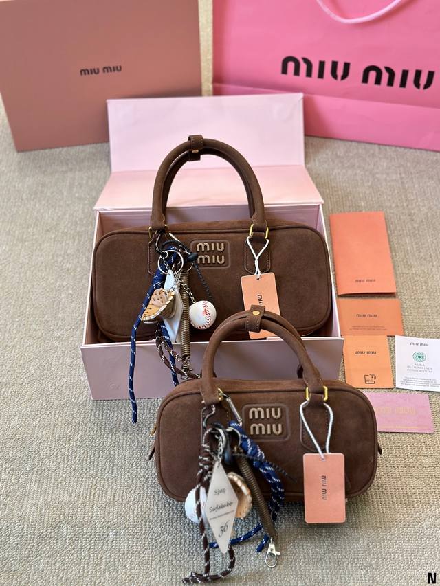 牛皮版本 配挂件 Miumiu限定款相机包 简单又好看 Miumiu而且超级实用， #Miumiu新款包包 尺寸大号28 14Cm 小号23 13Cm