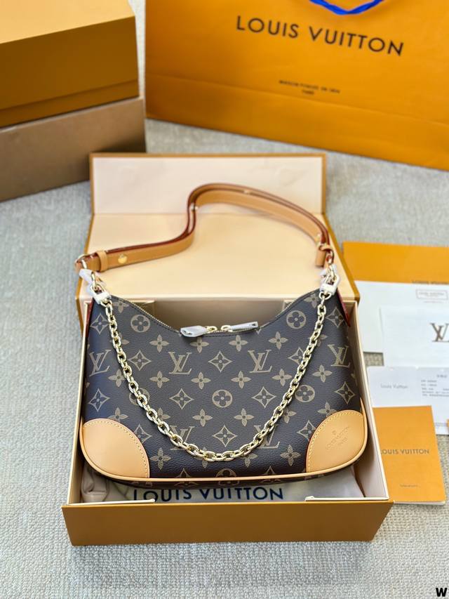 复刻版 牛皮 Lv Boulogne邮差包 牛角包 新款的 Boulogne Size 对比之前小了，但完全不影响它的容量。设计上多加了金色链条 发8，增添时尚