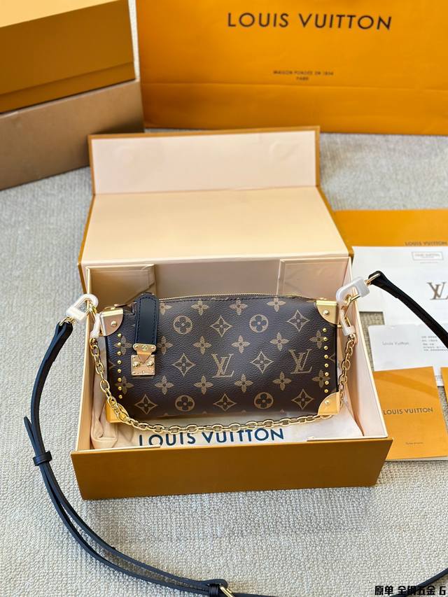 牛皮 全钢五金 刘亦菲同款 Slim Trunk 手袋新款软盒子来咯！ 本款 Slim Trunk手 袋向路易威登传统硬箱吸取灵感，为柔软牛皮革融入柳丁边框和金