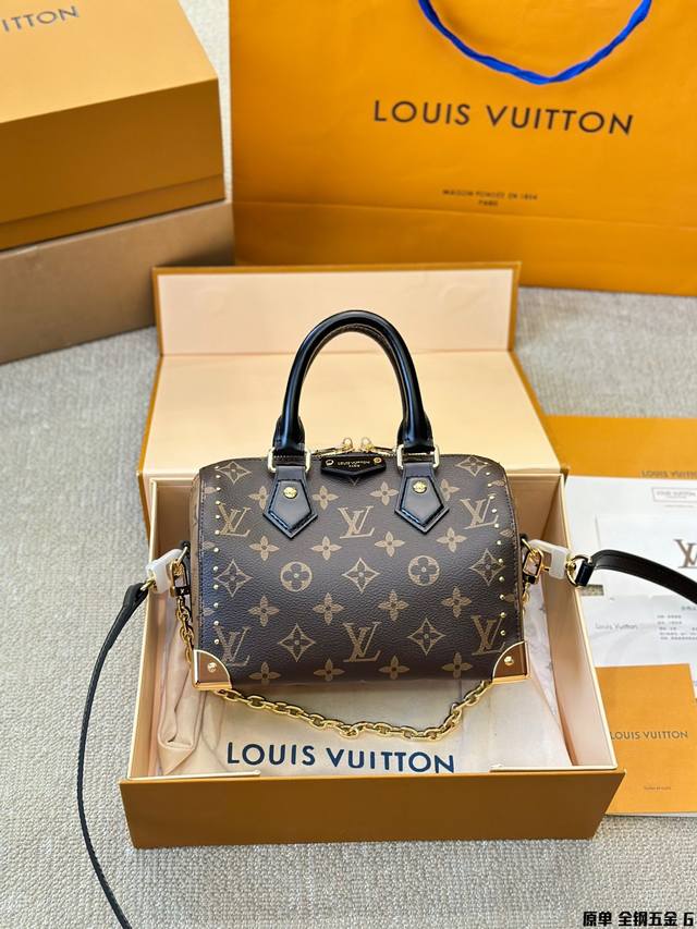 牛皮 全钢五金 Lv 秀款新款 Speedy20 Speedy 20终于出老花细肩带的了 秀款更硬挺有更多的金属配饰也会更闪亮 两根肩带实用性极强容量也很棒 尺