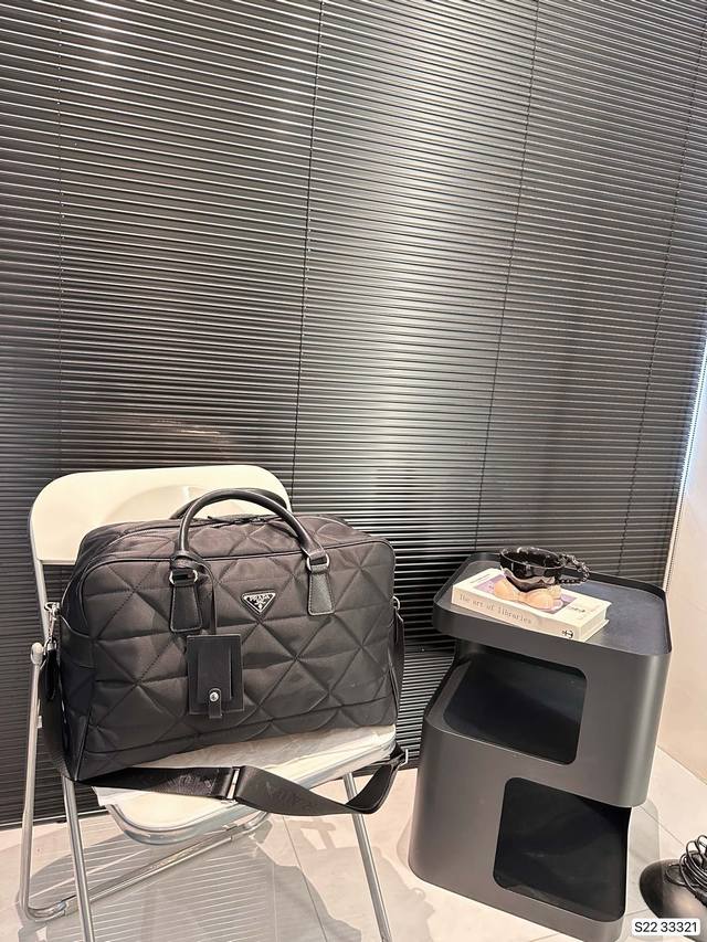 普拉达 新款手提健身包. 日常休闲搭配的理想选择~ 实用又百搭，非常适合放随身物品~ 面料耐磨耐刮蹭，适合男生大大咧咧的性格~尺寸：43 27 货号33321