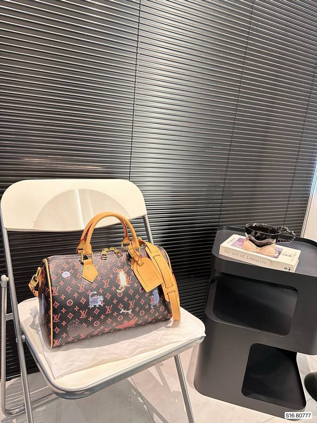 Lv X Nigo Keepall 30.枕头包 手袋是一款理想的都市手袋。 标志性的造型与经典的 Monogram 帆布,加之多种携带方式和奢华的天然牛皮饰边 Lv X Nigo Keepall 30.枕头包 手袋是一款理想的都市手袋。 标志性的造型与经典的 Monogram 帆布,加之多种携带方式和奢华的天然牛皮饰边