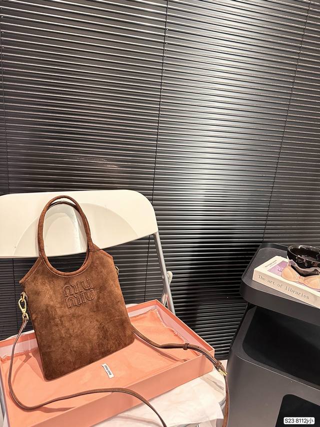 小号 配盒子 缪缪miumiu 手提包 轻轻松松高级感 包包手感巨好容量也很不赖 简单却又不失华丽 不要觉得会炸眼太高调了什么的 根本不会！ 在你的精简穿搭上简