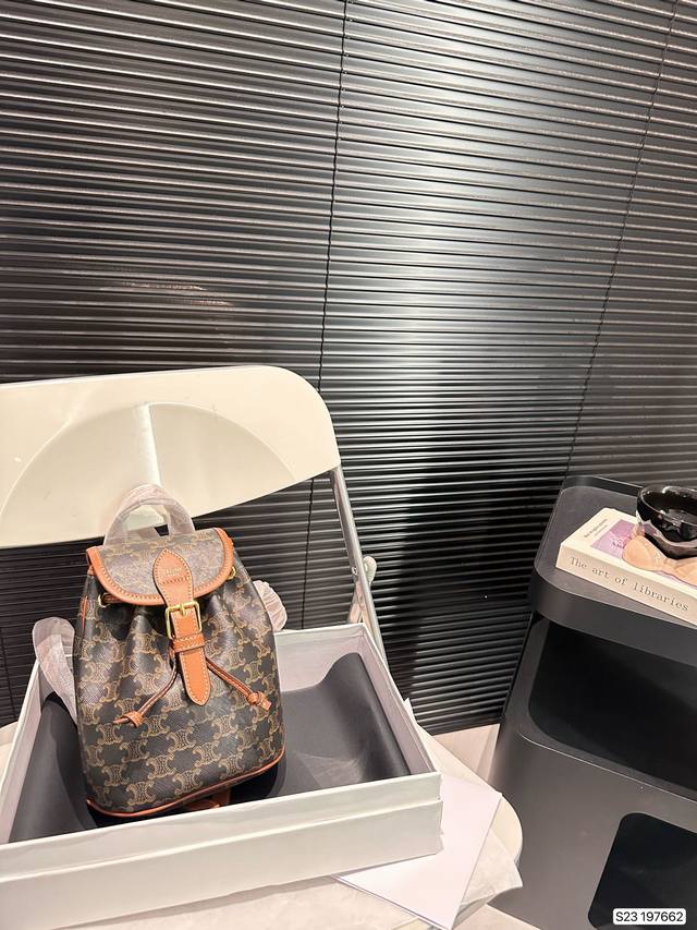 配盒子 赛琳双肩包 Celine新品预告本命老花mini双肩包 释放双手！复古小巧 实用性设计肩带长度可调节容量满满经典学院风休闲日常 老花经典加持日常的优秀单