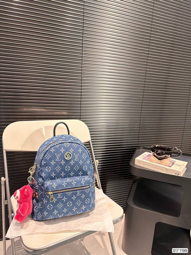 Lv双肩包 简单百搭 颜值高 日常出街首选 潮酷时尚女孩必入款 尺寸：27 32 货号1199