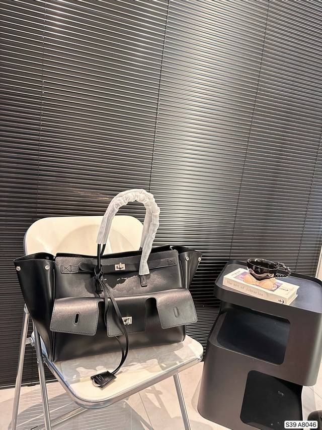 巴黎世家新款rodeo大廓形包包 柔软的大廓形包包 上身慵懒感立刻get、 真的很喜欢又方便又酷的超实用大包 尺寸大号37 27 货号a8046