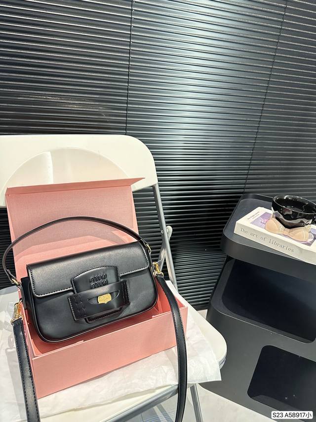 配折叠盒子 缪缪金币腋下包 开挂的miumiu火遍全网了 今年miumiu真是开挂了啊把学院风拿捏的死死的太好看啦 尺寸：24 15 货号a58917