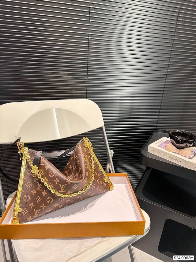 配盒子 秋冬王炸单品lv Luckytrunk 金属链条和皮革肩带的设计实现实用又有美感，链条的流畅线条与字母徽标的精致工艺相得益彰金属链条显得更加精美。包身采